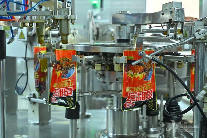 底料烹百味 匠心熬就“味滋香”PG麻将胡了免费试玩模拟器一勺(图6)